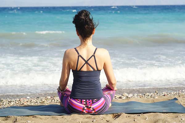 Einfache Yogaübungen sind ideal für Körper und Geist besonders während der Regel